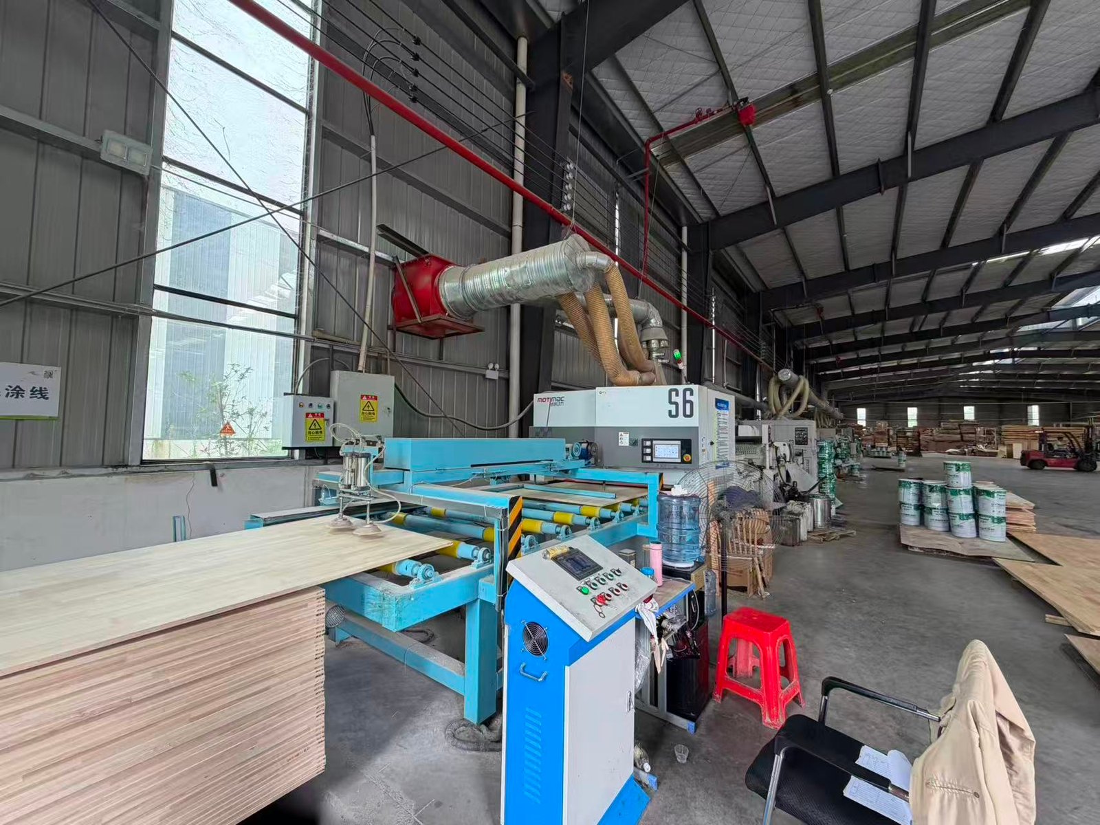 Panel finishing equipment in the company-supplied production hall